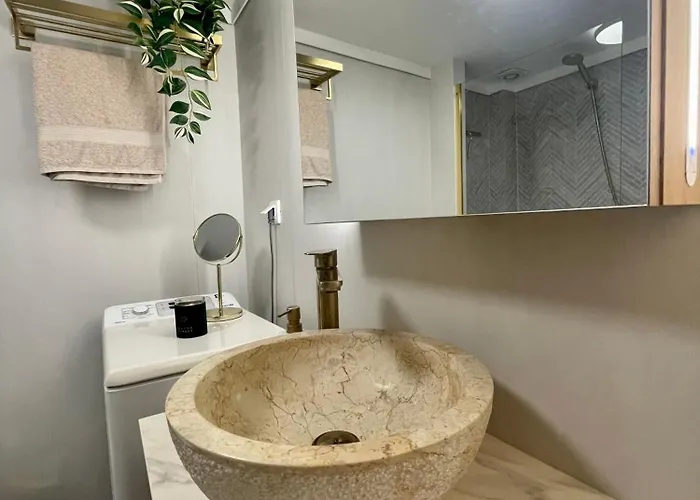 Fterna Family Perea - 2 Bedrooms, Balcony, Near & Airport Daire *